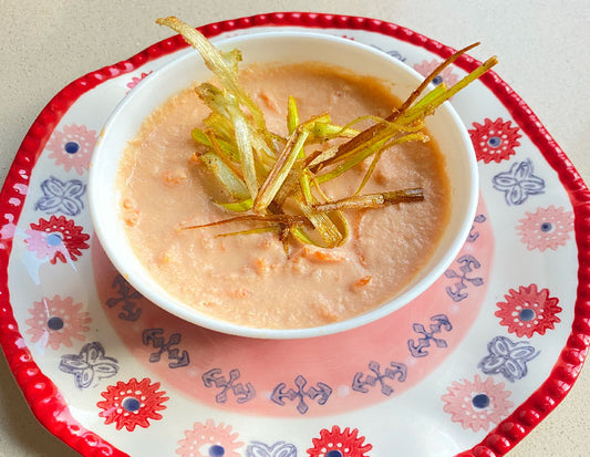 GAZPACHO DE ALMENDRAS Y COCO CON TINTAS DE PUERRO FRITAS